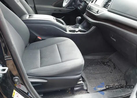 2018 Toyota Highlander Le z USA, uszkodzony, nr VIN 5TDBZRFH2JS904477